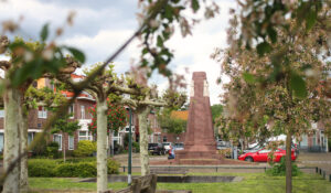 Hendrik van den Eijnde: de Haarlemse buitenstaander van de Amsterdamse School