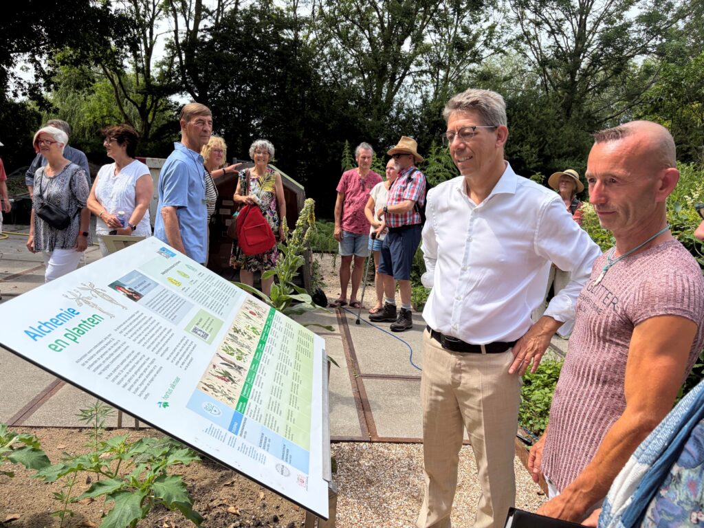 Wethouder Te Beest opent unieke Alchemistentuin in Hortus Alkmaar