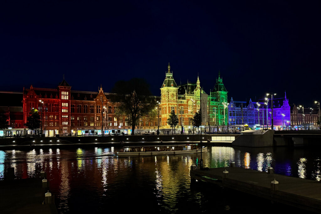 Amsterdam licht bijzondere gebouwen twee weken op voor bezoekers WorldPride