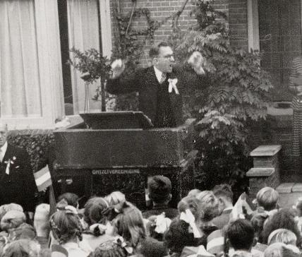 Jonker in actie tijdens de aubade voor het huis van burgemeester Wytema op 8 oktober 1949.