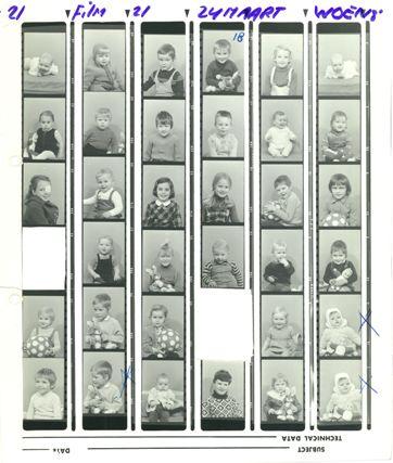 Contactafdrukjes uit het album van Nico Wester waaruit twee foto’s zijn geknipt.