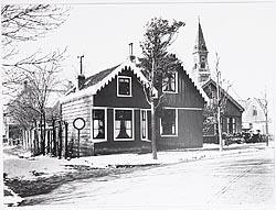 Het pand op zijn oorspronkelijke plek aan het Weeshuispad 1 te Zaandijk