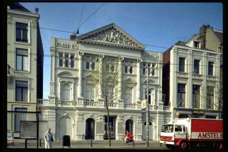 De Hollandsche Schouwburg aan de Plantage Middenlaan.