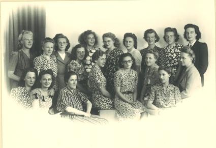 Een foto uit 1947 van het dameskoor Half Vijf te Alkmaar, waarvan Jonker dirigent was.