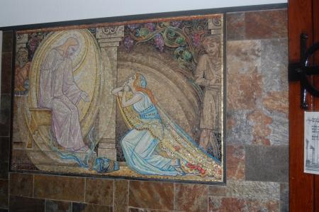 Een van de mozaïekafbeeldingen bij de ingang.