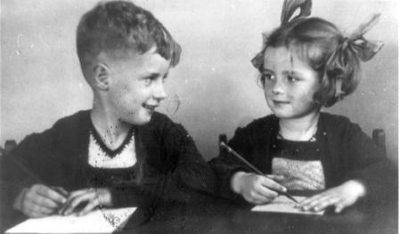 Rudi Carrell met zijn zusje Truus.