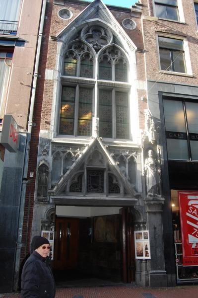 De gevel van De Papegaai aan de Kalverstraat.