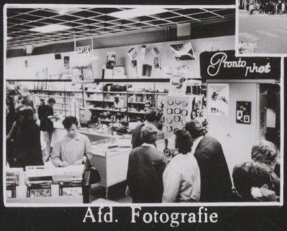 De afdeling fotografie van Vroom & Dreesmann in 1967.