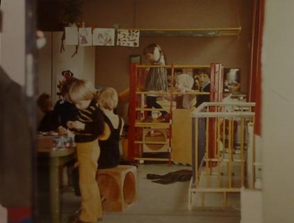 Het interieur van het noodlokaal. De boxhekjes die de kinderen van de hete kachels vandaan moesten houden zijn goed te zien.